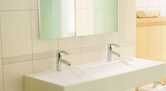 RAKO | Koupelna v kombinaci pastelových barev s imitací kůry.