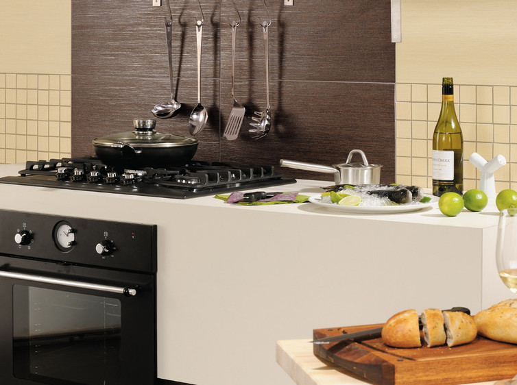 RAKO | Kuchyň s dlaždicemi v metalickém vzhledu v hnědé a béžové barvě.