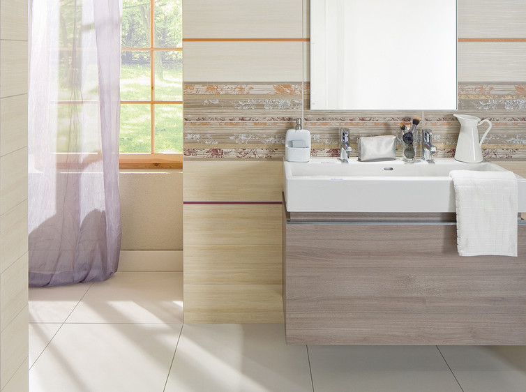 RAKO | Koupelna v béžových odstínech s jemnou imitací dřeva a květinovým dekorem. Oranžová a bordó listela.